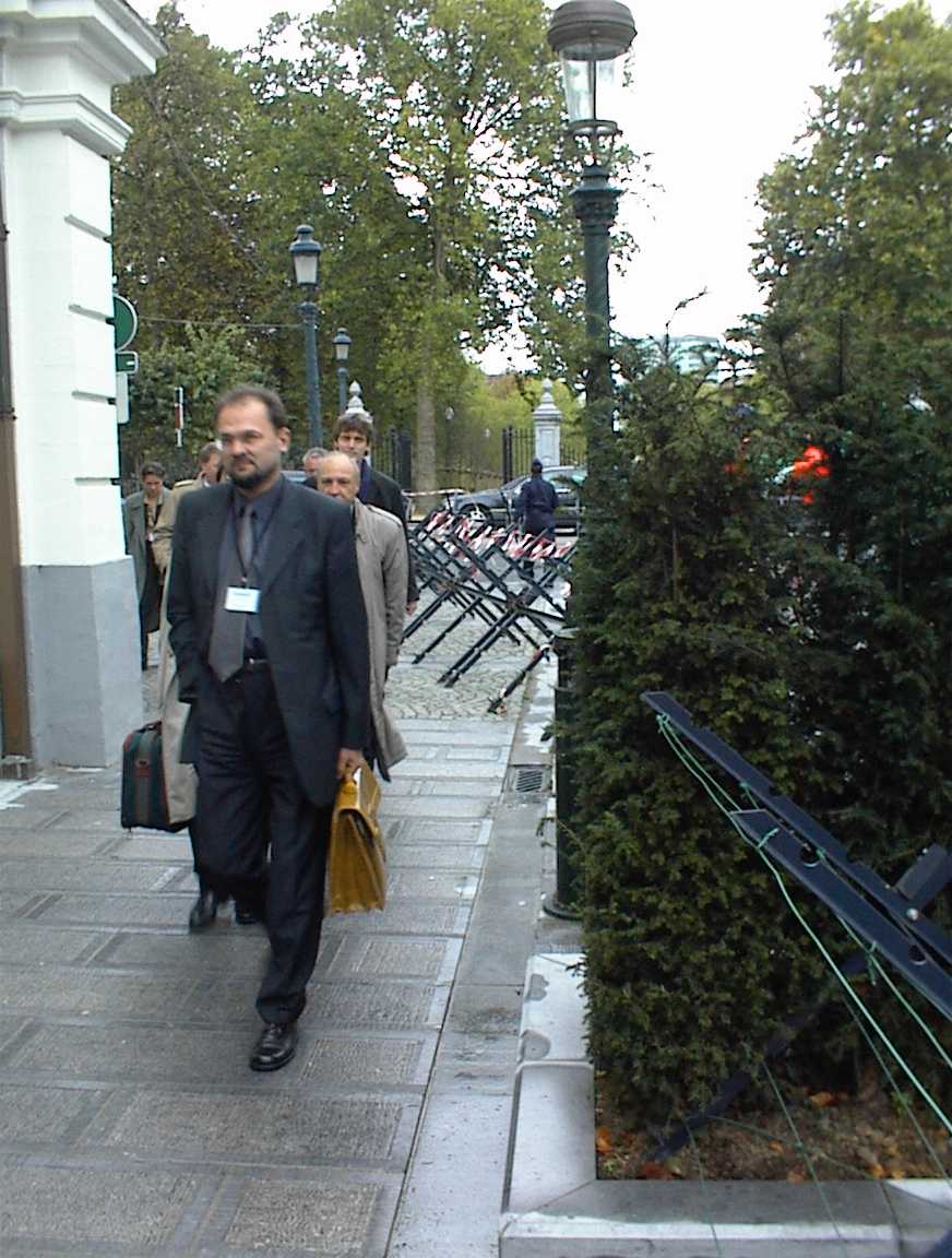 A httrben, a parkol kocsi eltt fegyveres rendr.